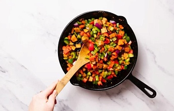 Жареный батат с индейкой, фасолью и овощами